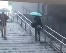 "Перехід просто втомився і заплакав": сильний дощ затопив одну зі станцій київського метро, відео