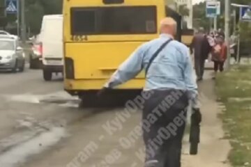 "Лучшему транспорту - быть": автобус едва не развалился на части в Киеве, видео