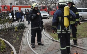 Близько 30 людей терміново евакуювали: під Києвом спалахнула сильна пожежа, злетілися рятувальники