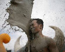 В Южной Корее прошел фестиваль купания в грязи (фото)