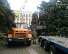 В Мариуполе «свергли» большевика-революционера (фото)