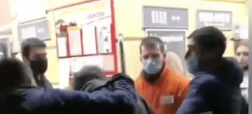 "Хлопці, він у масці, відпустіть його!": охоронці побили покупця в супермаркеті Одеси, відео