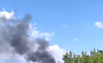 "Тушить не спешат": очевидцы публикуют кадры горящего в Донецке вокзала