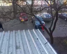 В Харькове авто перегородило путь скорой на срочный выезд: медик не растерялся, видео