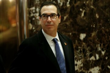 Steven Mnuchin, the Trump campaign's finance director, arrives at U.S. President-elect Donald Trump's Trump Tower in New York, U.S., November 29, 2016. REUTERS/Mike Segar