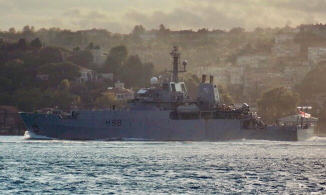 Військові кораблі НАТО увійшли в Чорне море, війська РФ напоготові: кадри того, що відбувається