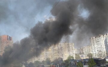 Масштабна пожежа в Києві, загорілися МАФи: фото і деталі з місця НП