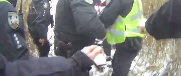Женщина провалилась под лед вместе с собакой в Киеве, видео: на помощь бросилась полиция