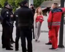 Украинка в одних штанах устроила "дефиле" посреди улицы, кадры: "А что, я не имею права?"