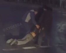 Впав посеред дороги і бився в конвульсіях: відео нещастя з чоловіком в Одесі