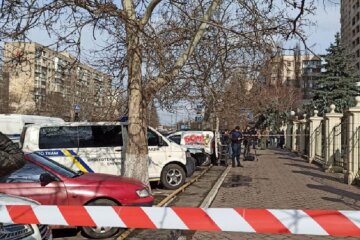 В суде Одессы захватили заложников и угрожают взорвать, съехались всё службы: кадры с места ЧП