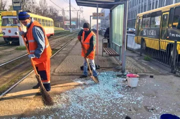 Вандалы массово громят остановки по всей Одессе, фото последствий: "стоимость 100 тысяч"