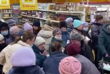 Россияне дерутся в магазинах за сахар, кадры: панически скупают даже антидепрессанты