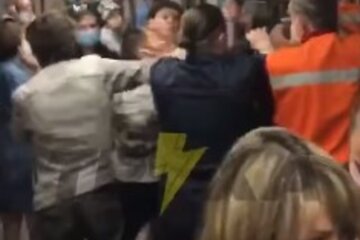 "Здали нерви": в метро Харкова пасажир влаштував бійку через маску, відео