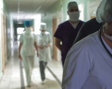 "Робота перетворилася на пекло": харківські медики масово звільняються, побоюючись підхопити китайську заразу