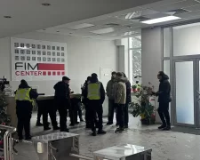 У Києві викрили масштабний шахрайський кол-центр із сотнями іноземців: ЗМІ повідомили про  напад на журналістів