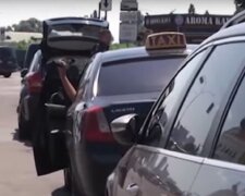 Вооруженные люди открыли охоту на водителей в Одессе, видео: "за возврат авто требуют..."