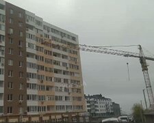 ЧП возле стройки в Одессе, кран прилетел в окно многоэтажки: кадры с места