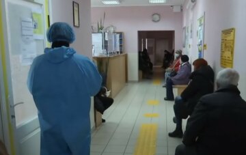 "У черзі вже півтори години!": незадоволена суддя побила сімейного лікаря під Житомиром, кадри