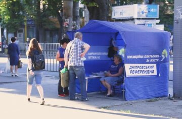 В Днепре разгромили палатку ОПЗЖ с призывом к  "референдуму", кадры