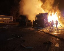 Потужний вибух пролунав на трасі Київ-Харків, кадри: вогонь знищив вантажівки