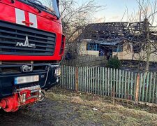 У будинку, що згорів, знайшли маленьких дітей: кадри з місця трагедії на Житомирщині