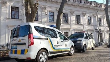 Загроза вибуху в мерії Одеси, терміново злетілися сапери і поліція: кадри з місця НП