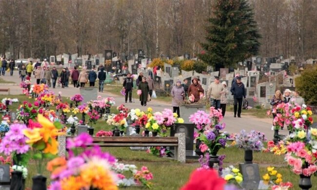 Гробки в Україні: у ПЦУ розповіли, що потрібно робити в поминальні дні в період карантину