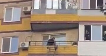 в Днепре неадекватная женщина с ребенком на балконе