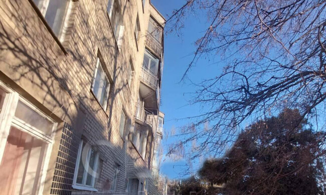 В Кривом Роге с балкона на 5-м этаже выпал подросток: "вышел покурить"