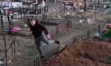 "Ничего святого в людях не осталось": в Харькове парень залез в могилу для "эффектного" видео