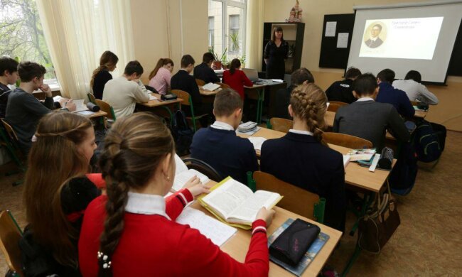 Юрист розніс привілеї для дітей з ОРДЛО і Криму: "Не може бути обмежень..."