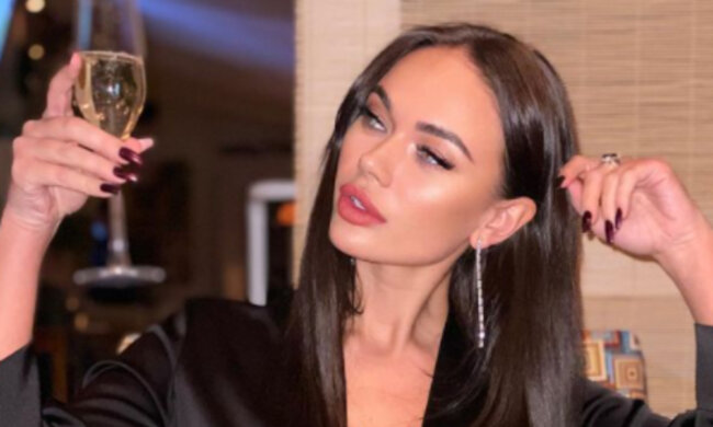 Томна "наречена" Харламова увігнала в фарбу бездонним декольте: "Який подаруночок!"