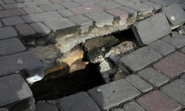 Одесситы рискуют провалится под землю в центре города: возмутительные кадры