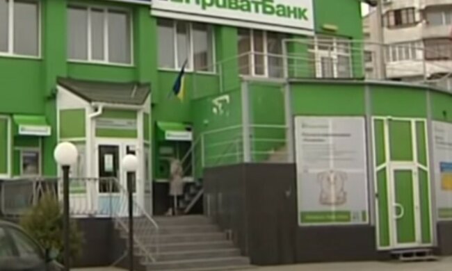 ПриватБанк розриває договори в односторонньому порядку, клієнти в подиві: "Зверніться в..."