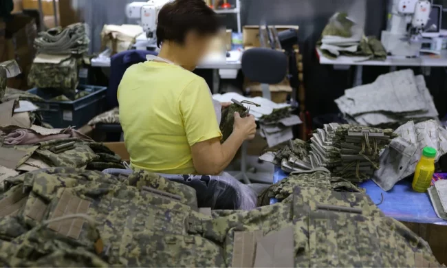 Як в Україні створюють захист за світовими стандартами: репортаж про виготовлення бронежилетів