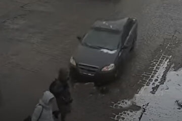 У центрі Дніпра автівка збила двох пішоходів: відео моменту