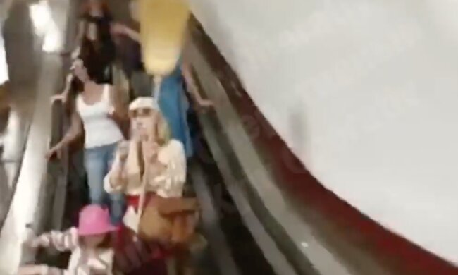 Жінки з мітлами влаштували полювання на киян в метро, відео: "Знімайте маски!"