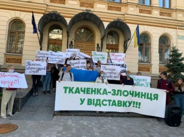 “Злочинця у відставку!”, - активисты призывают отстранить Александра Ткаченко с поста министра