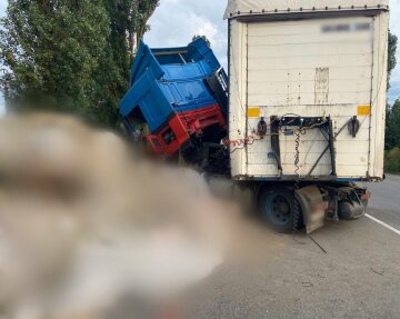 грузовик врезался в блокпост в Киевской области