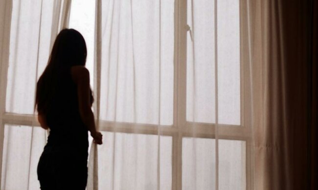 девушка окно