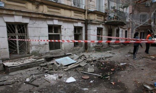 Шматок фасаду обрушився на голови перехожих в центрі Одеси: кадри інциденту