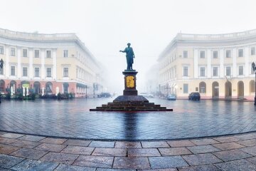 Вхід на дно виявили в центрі Одеси: кадри з місця