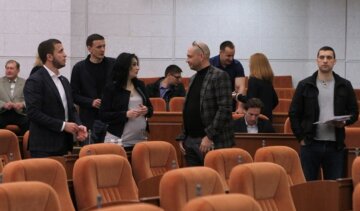 Депутаты в Днепре устроили заседание под открытым небом: "держатся на дистанции", фото
