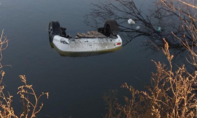 Авто злетіло з Об'їзної дороги прямо у воду: кадри того, що відбувається