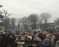 Масштабний бунт спалахнув проти українців, евакуйованих із Китаю, встановлюють блокпости: фото
