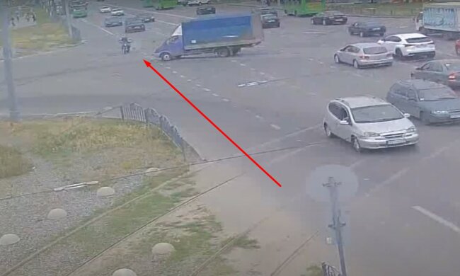 Летел на бешеной скорости: видео ДТП грузовика и мотоцикла в Харькове