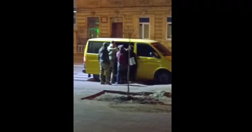 во Львове представители ТЦК силой запихали мужчину в бус