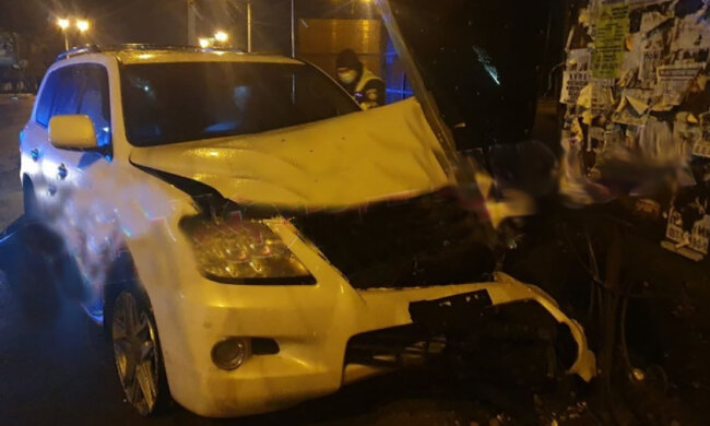 Пьяный прокурор влетел в остановку в Кривом Роге: кадры с места событий