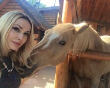 Схожа на коня Ольга Сумська вразила виглядом на нових фото й зізнанням: "Ще можна насолодитися...»